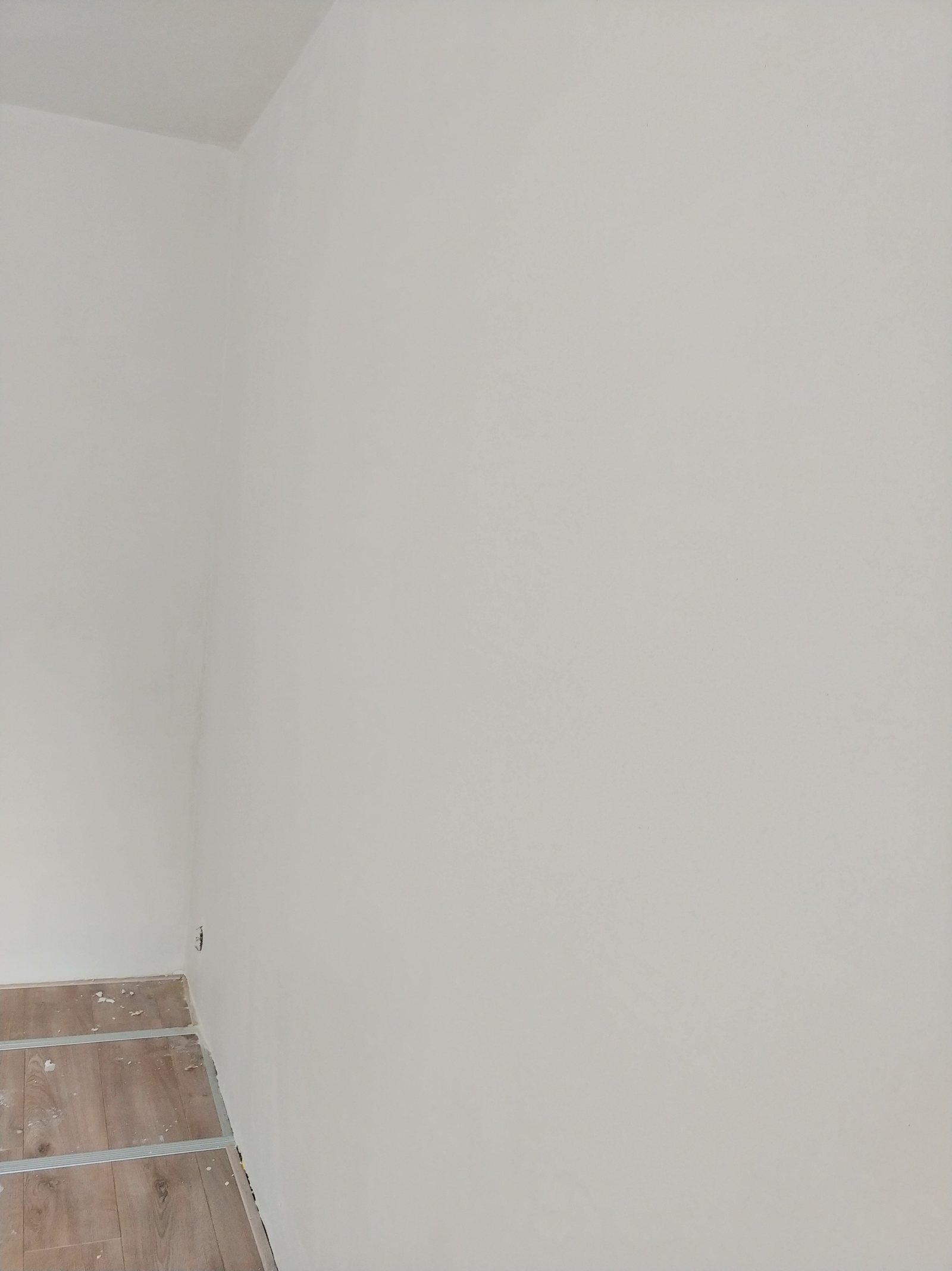 Hoek van een kamer met glad afgewerkt stucwerk