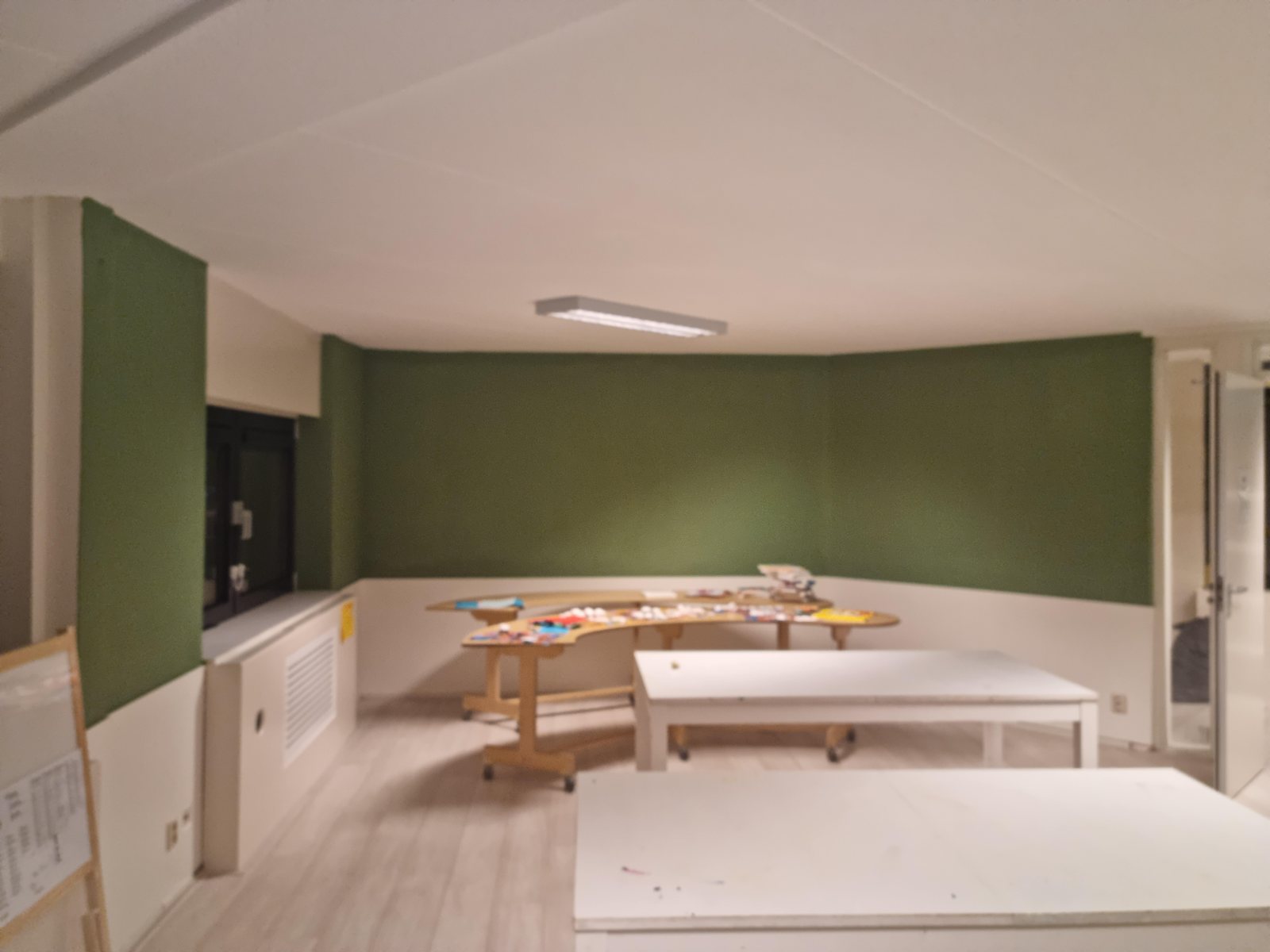 Groepsruimte van een kinderopvang, groene wand, nieuwe vloer en verlichting