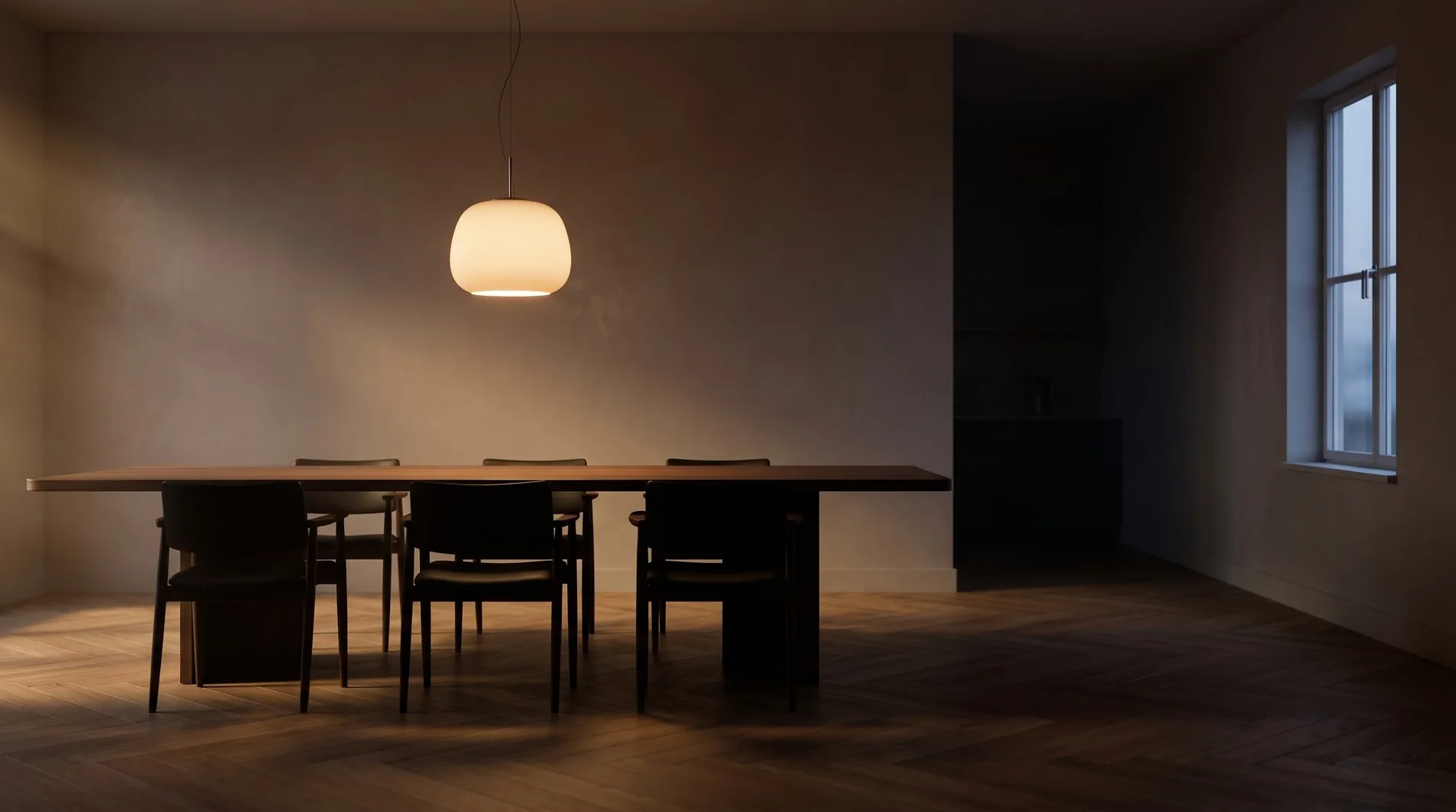 Donkere eetkamer in avondlicht met notenhouten tafel