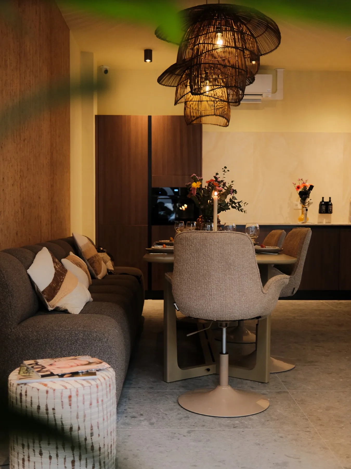 Gerenoveerd interieur met warm daglicht